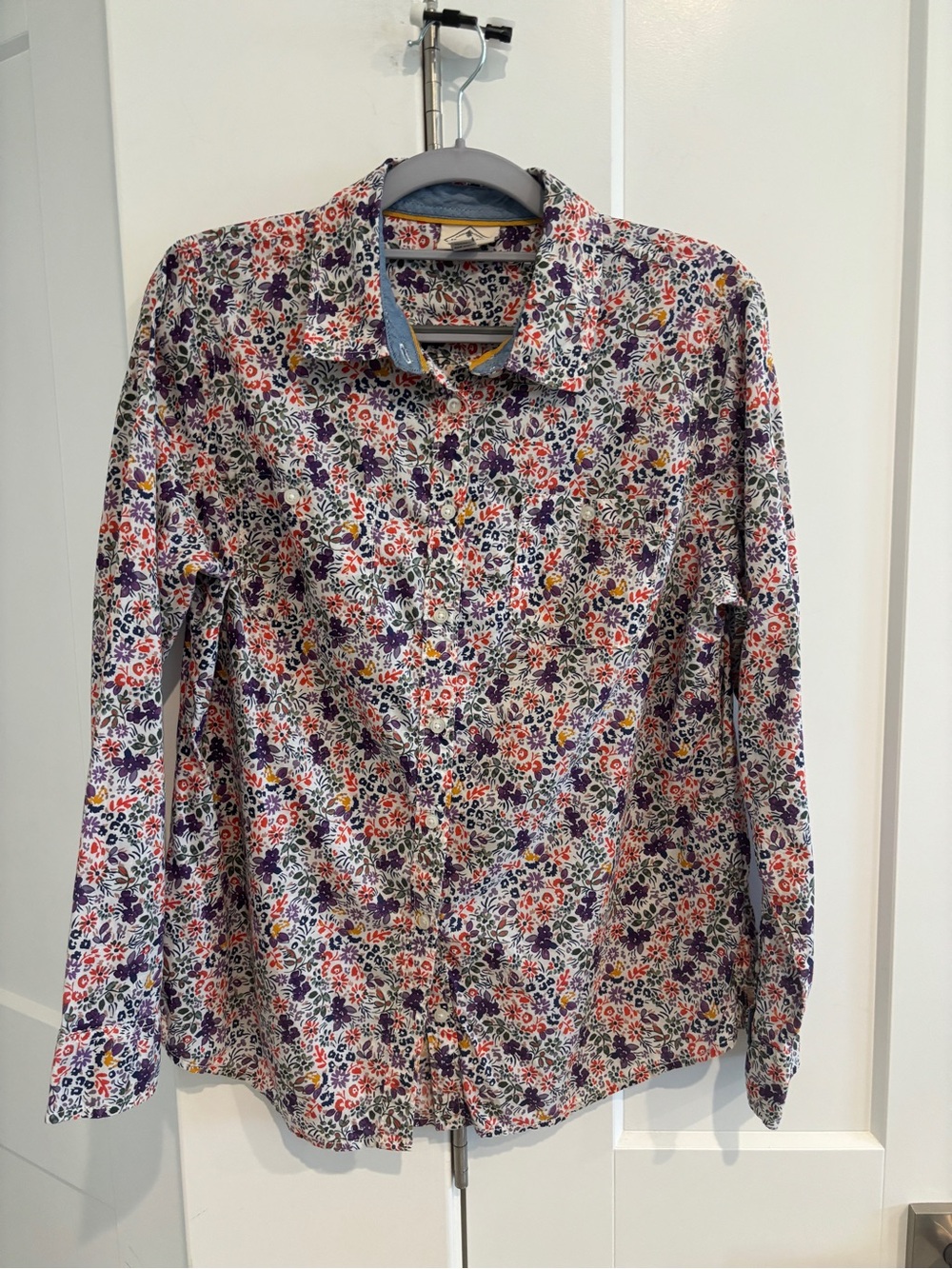 St. John's Bay Floral Button-Down Shirt. Size M petite